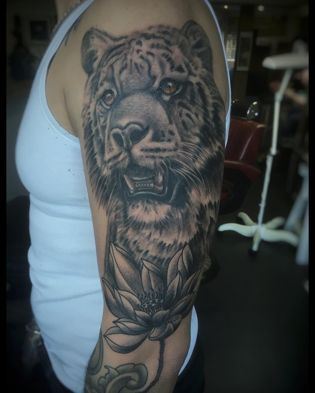 Beautiful tiger done by @basti_saaba   #zeitgeisttattoo #bottrop #tattookulturem...
