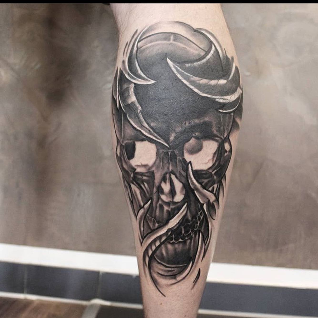 Cover-up Tattoo von @tommyschaarschmidt angefertigt #coveruptattoo #blackworktat...