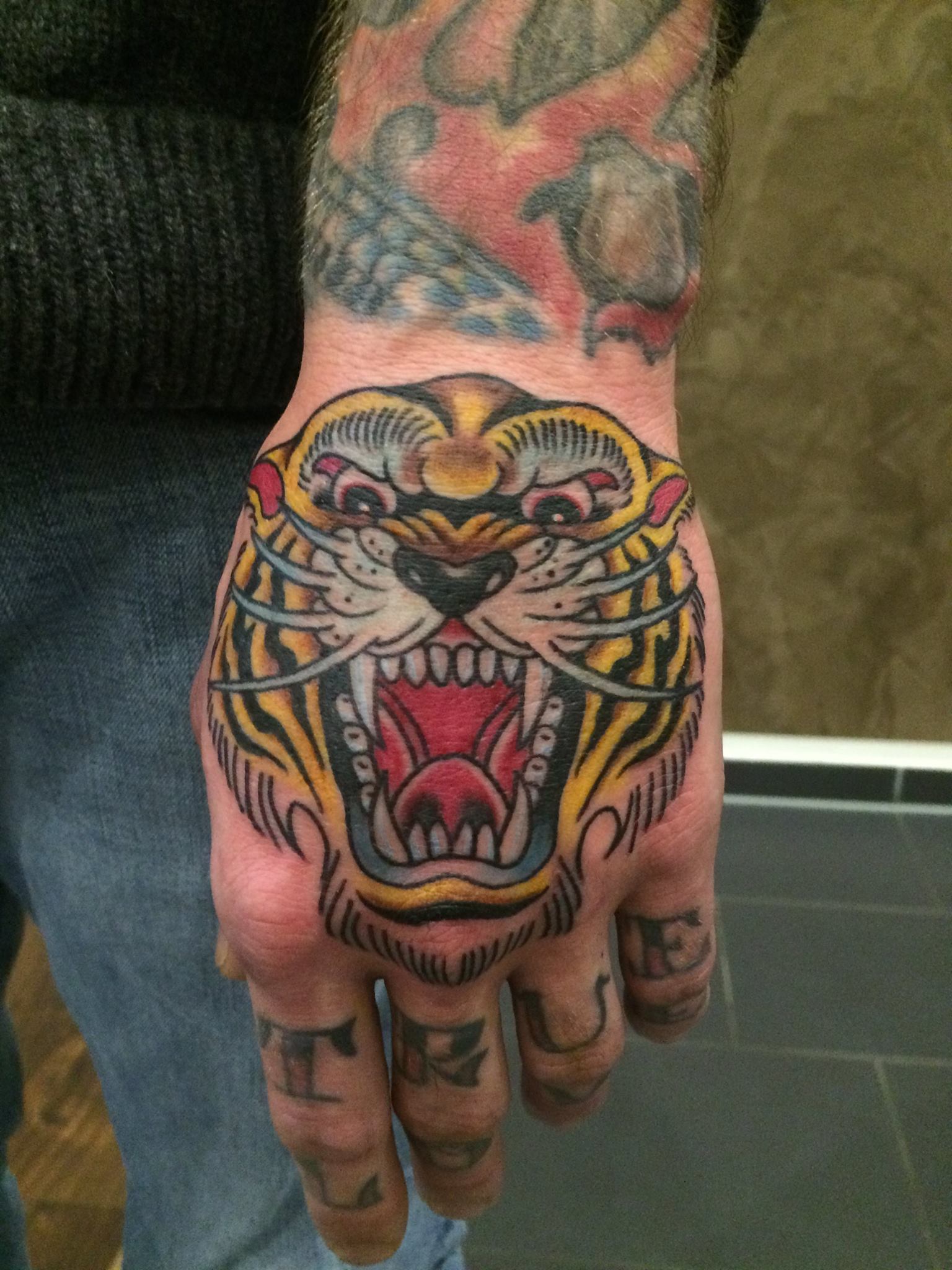 Da gabs was aufs Händchen...hat wirklich mega Spass gemacht...Tiger Tattoo von R