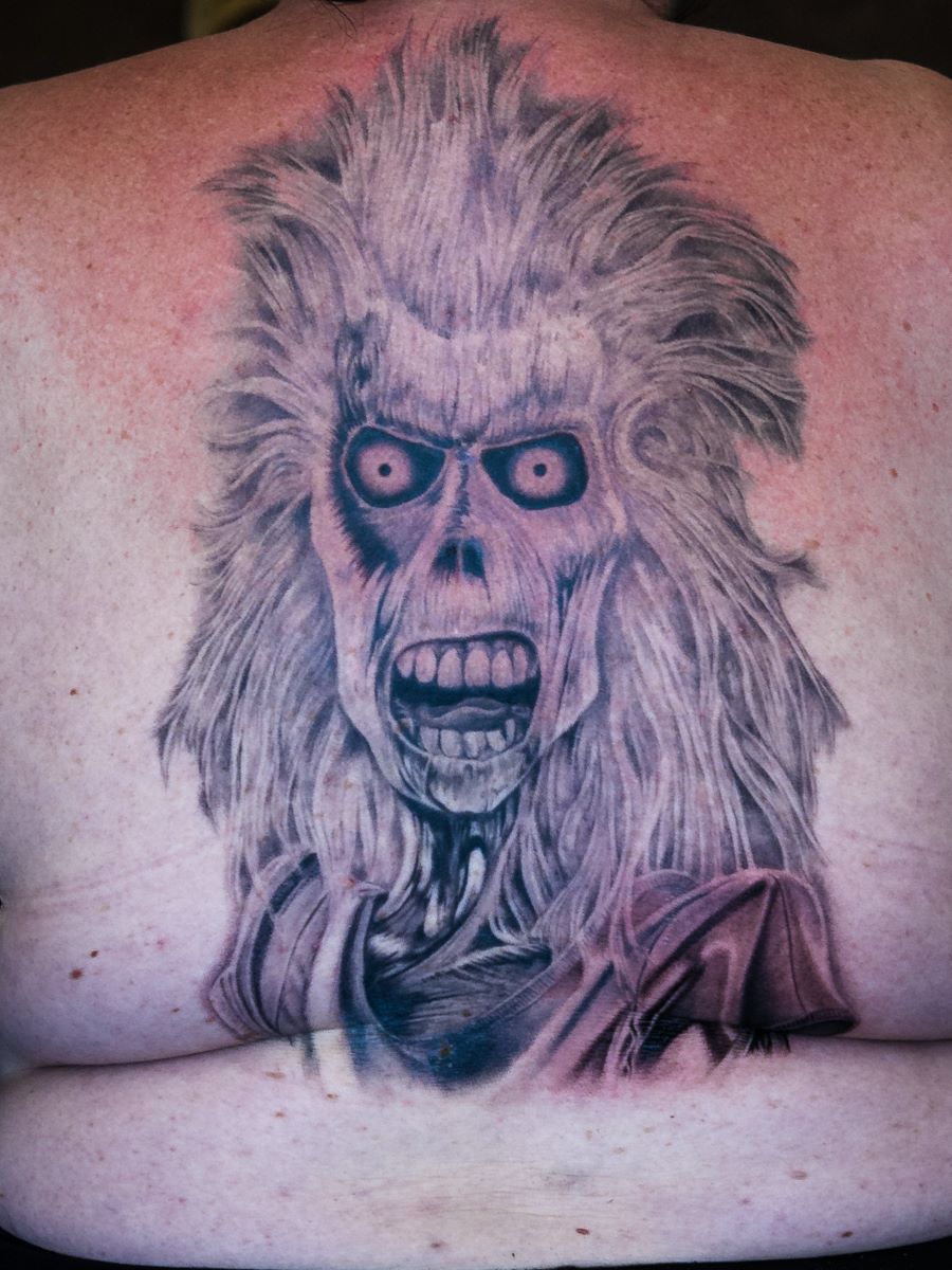 Dezent gehaltenes Iron Maiden Motiv, komplett abgeheilt bis auf einen kleinen Be