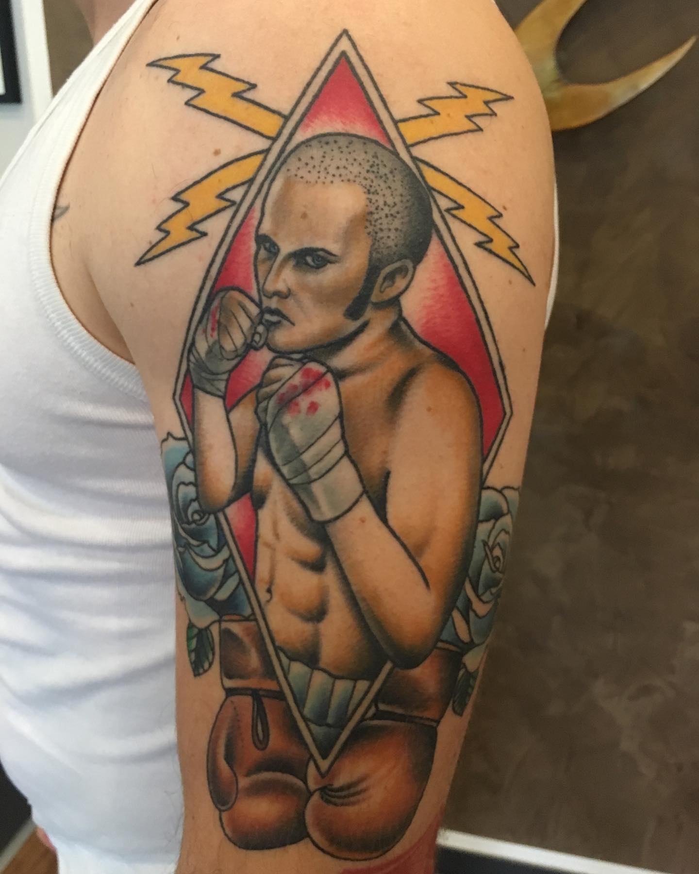 Done by @ronraida  #boxingtattoo #fight #boxer #fightclubtattoo #oldschool #bare...