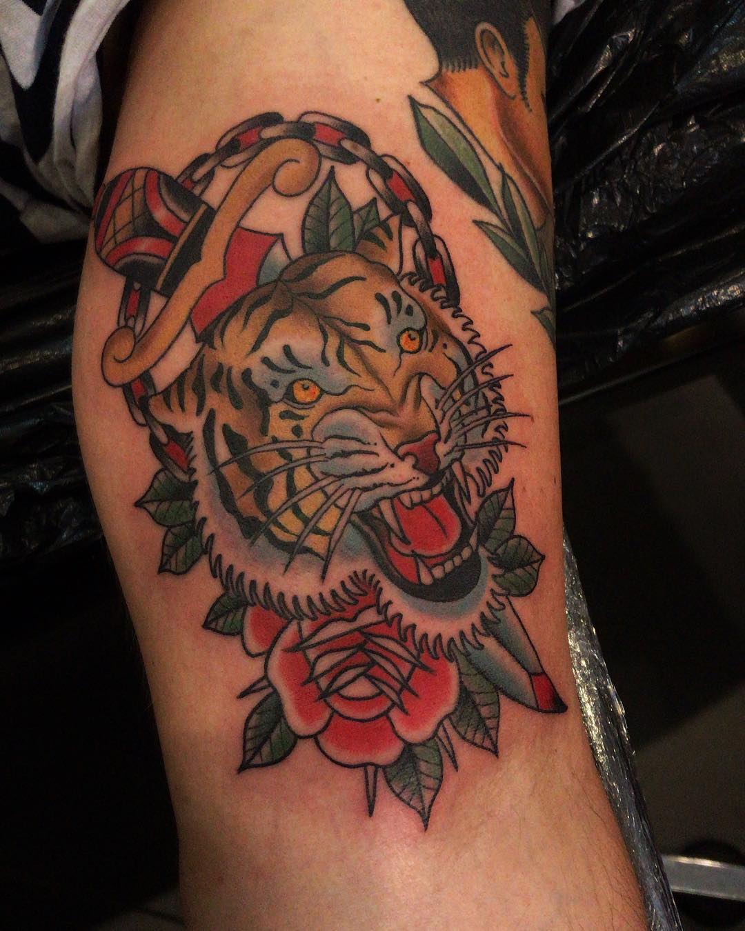 Done by @ronraida 
#zeitgeisttattoo #bottrop #ruhrgebiet #oldschooltattoo #neotr...