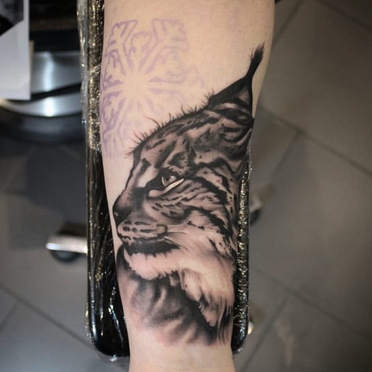 Done by @tommykommerz 
#blackandgreytattoo #animaltattoo #bottrop #zeitgeisttatt...