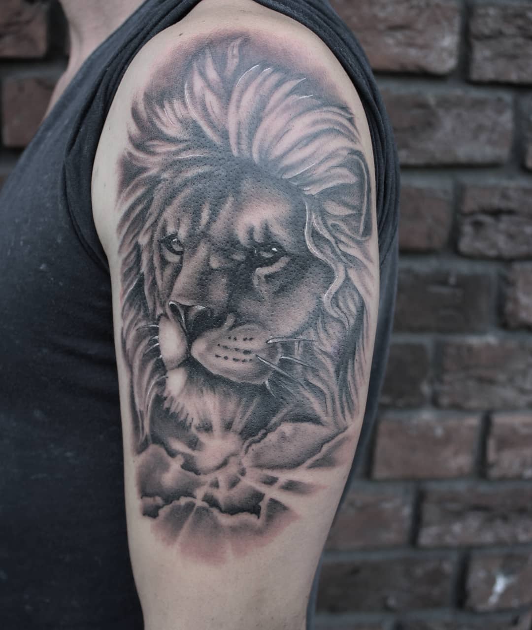 Fresh lion from a while back, thx to my client for the trust
#germantattooers #g