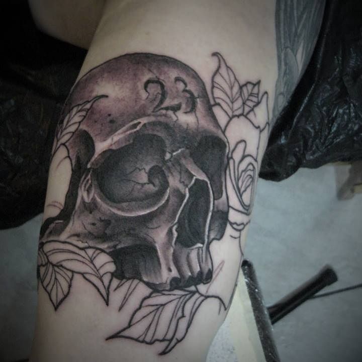 Fresh skull from a while back...in progress #germantattooers #blackandgrey #neot