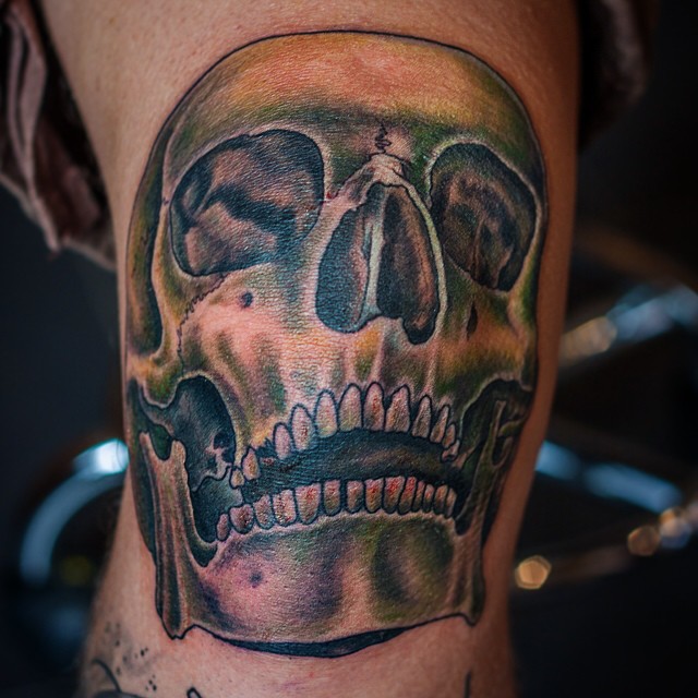Get on your knees! #tattoo#tattooing#skull#skulltattoo#knee#kneecap#kneetattoo#k...