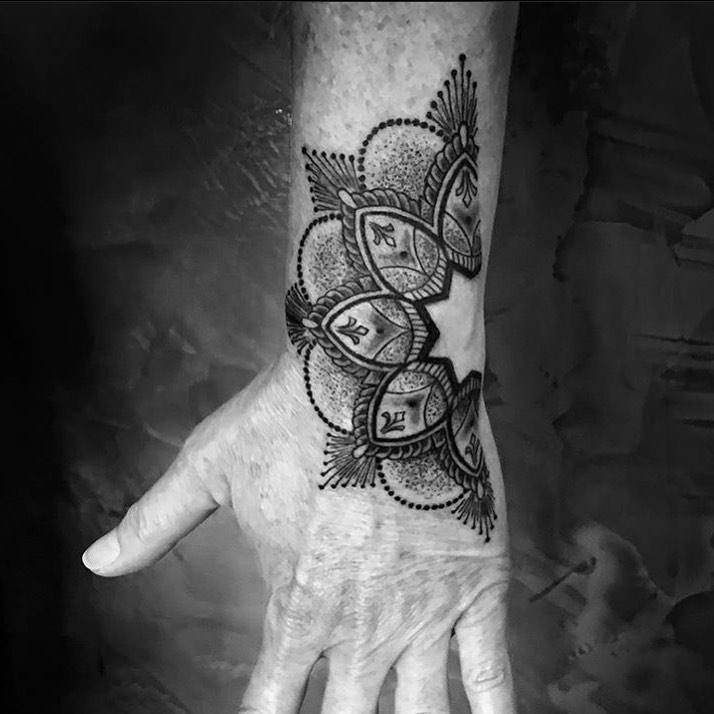Mandala von @xkaix tätowiert #mandalatattoo #mandala #blackwork #bottrop #zeitge...