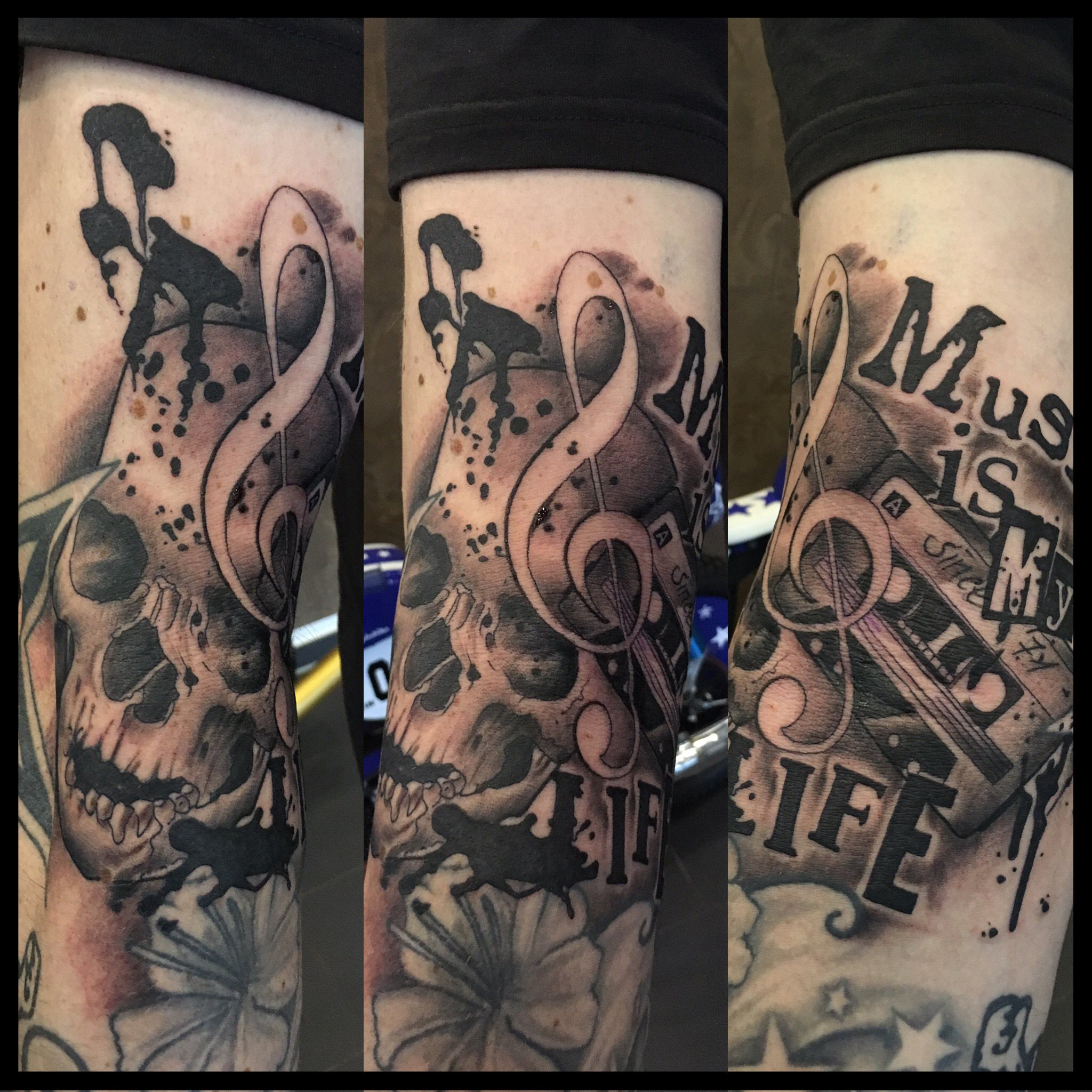 Musik haben alle lieb :-)
 Tattoo von Ron Raida gestochen.....