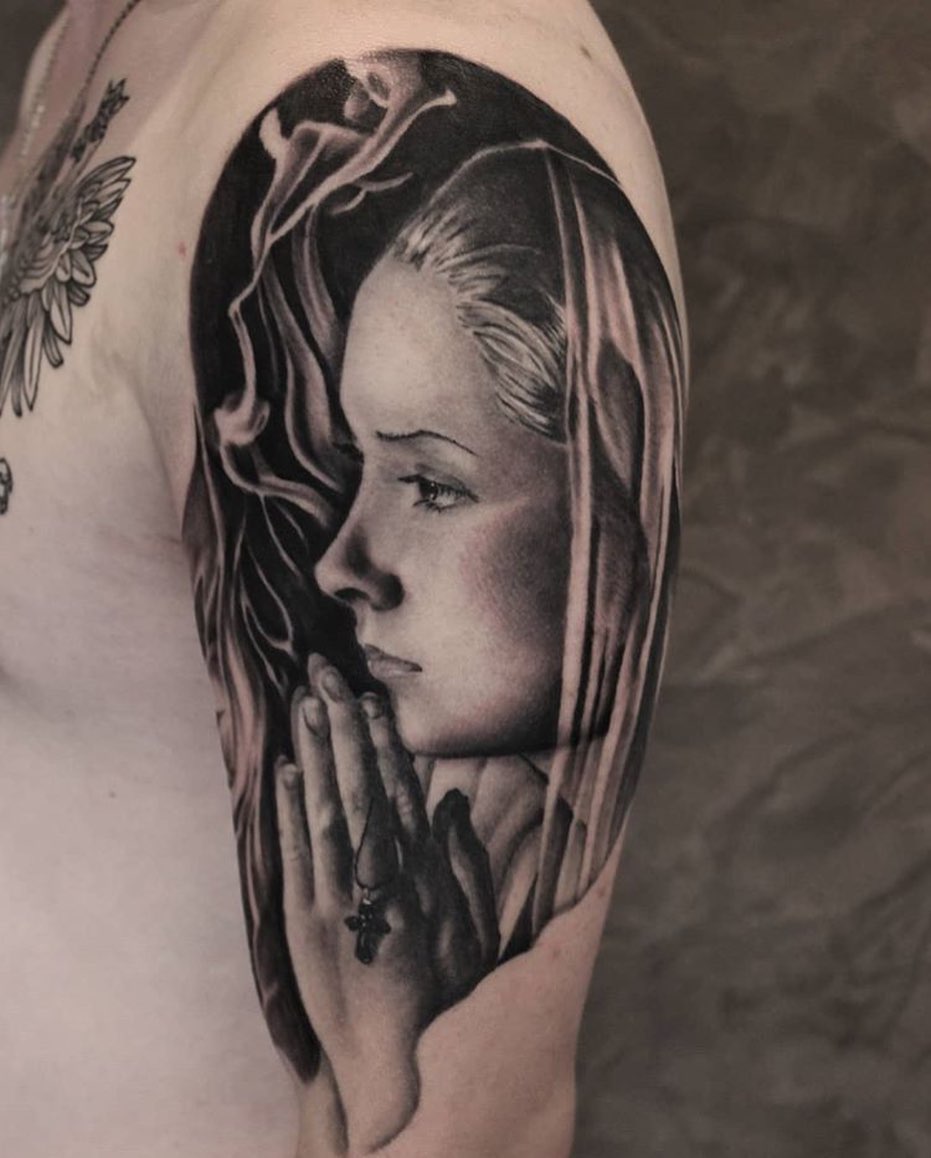 Tattoo von @tommyschaarschmidt angefertigt #blackandgreytattoo #mariatattoo #bla...
