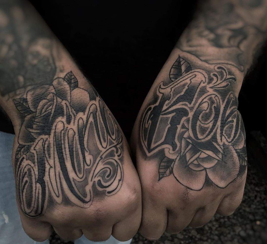 One shot…Schriften sind immer was feines!

#handtattoo #letteringtattoo #tattoo