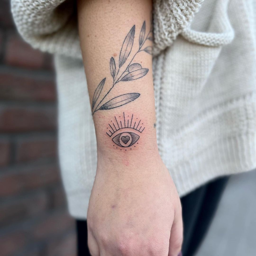 DANKE @bettercallliz 
.
#smalltattoo #tattoo #tattooideas #dotwork #finelinetatt