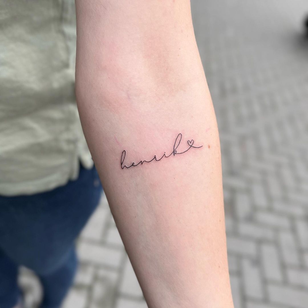 DANKE @kat.groch 
.
#finelinetattoo #nametattoo #letteringtattoo #smalltattoo #s