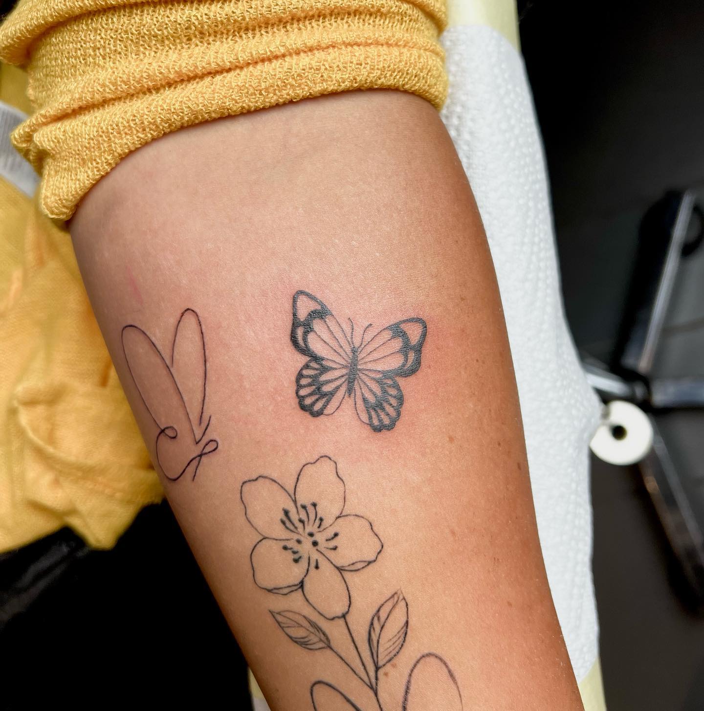 DANKE ALINA! @mrs_bckmn 
( schmetterlinge von mir, blume nicht )
.

#tattoo #tat