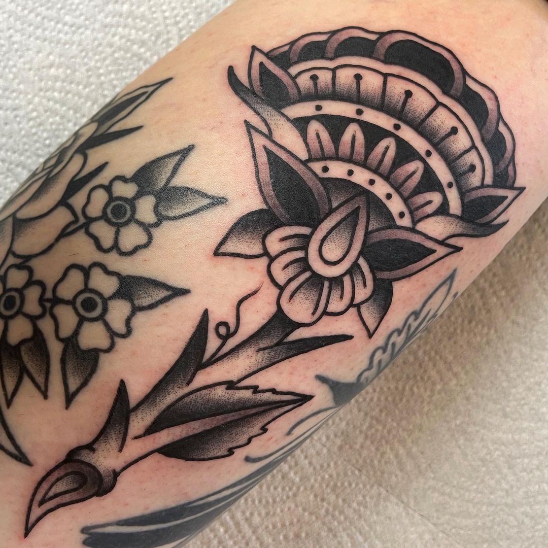 MORE FLOWERS PLEASE…
Danke @naehju 

#tattoo #tattoos #tattooed #tattoolife #tat