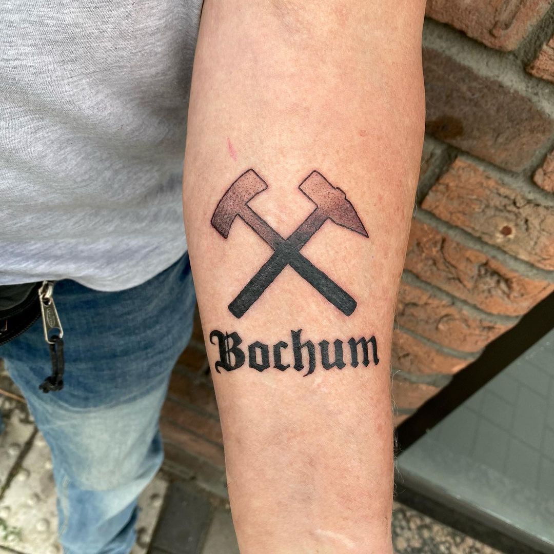 .. 𝔥𝔦𝔢𝔯 𝔴𝔬 𝔡𝔞𝔰 𝔥𝔢𝔯𝔷 𝔫𝔬𝔠𝔥 𝔷𝔞𝔢𝔥𝔩𝔱 ⠀
⠀
#bochumtattoo #glückauf #hammerundschlägel #