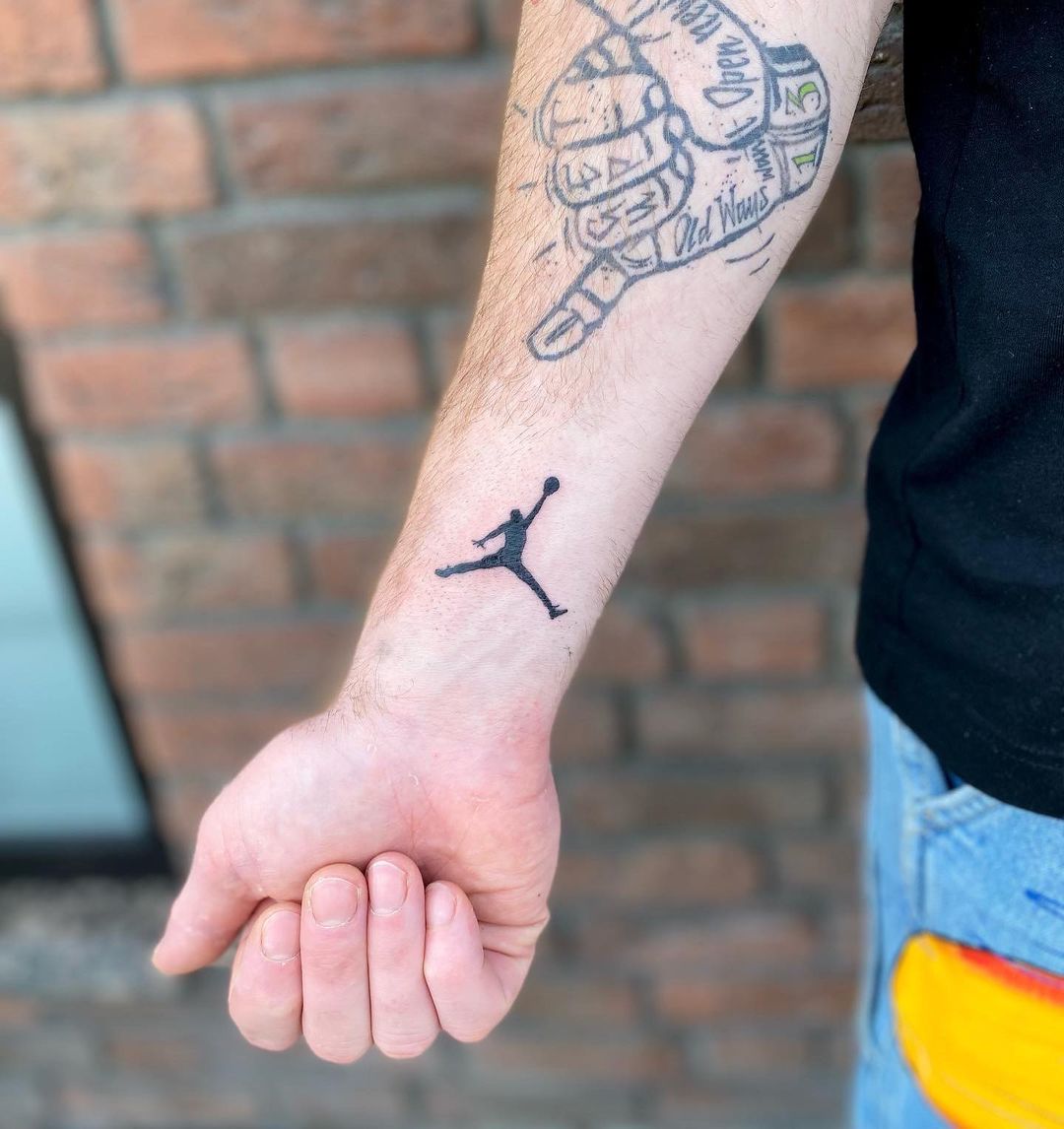 𝔧𝔲𝔪𝔭𝔪𝔞𝔫⠀
⠀
für @13wilde_ gabs gestern gleich zwei tattoos, eins davon ist der kl