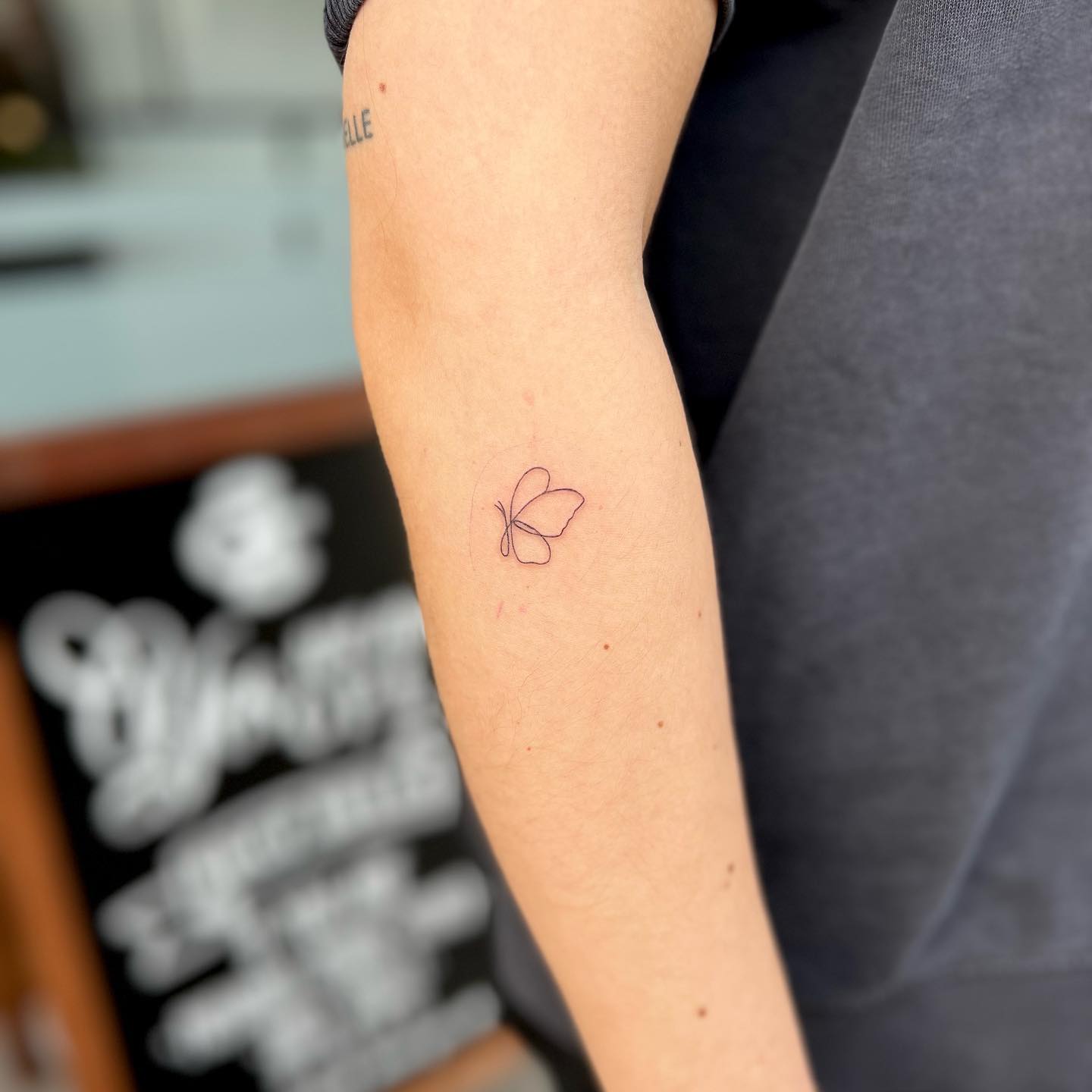 DANKE CHANTAL! 
.
#finelinetattoo #fineline #tattoo #tattooideas #oneline #oneli