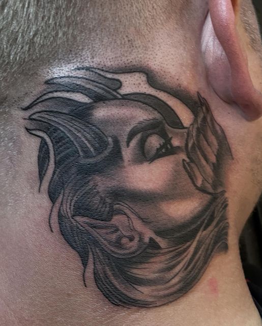 Halstattoo von gestern, vielen lieben Dank an Marco fürs durchhalten 
 Gestochen