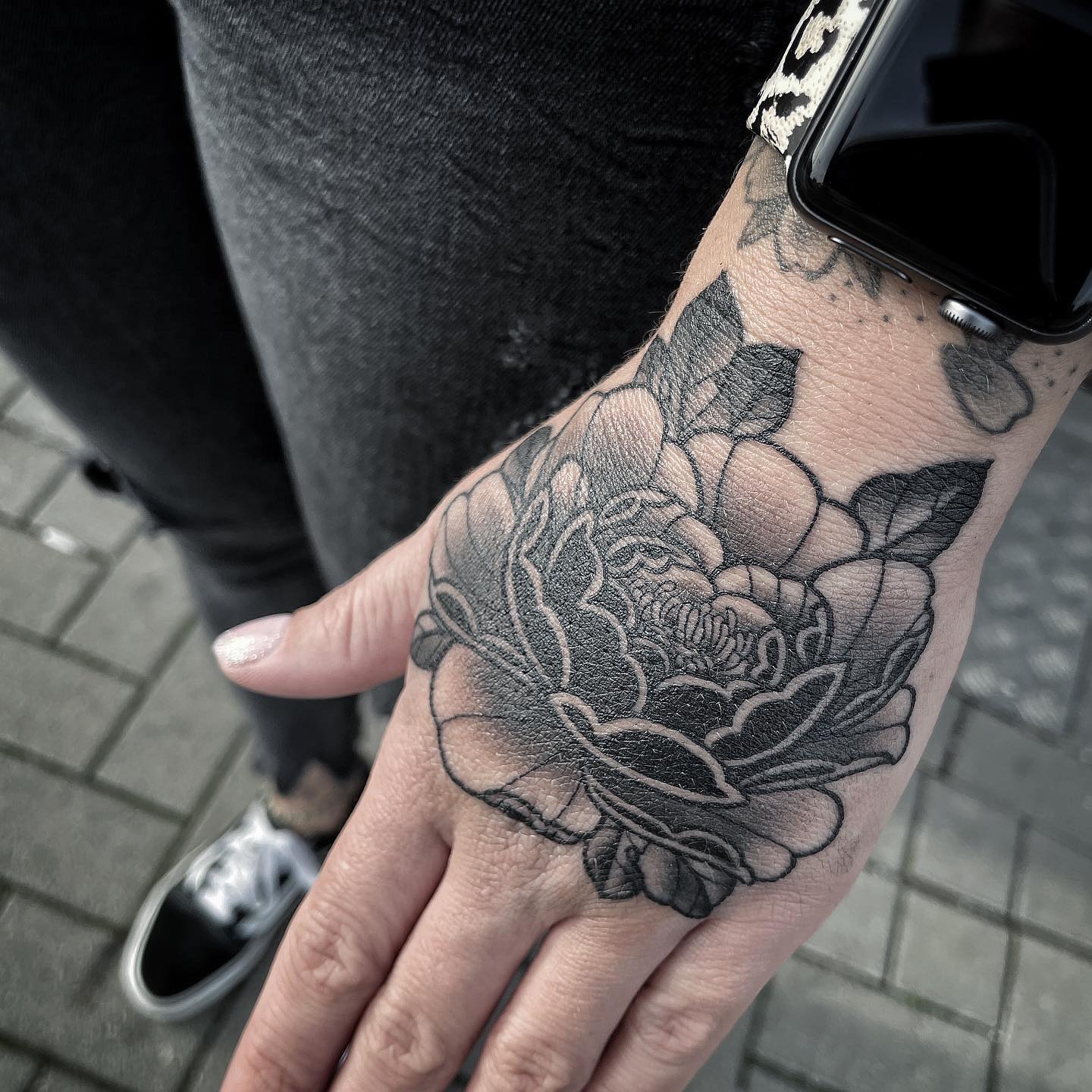 Hand Tattoo von @ronraida gestochen…. Danke an die weltbeste @kimberly.hedwig  #