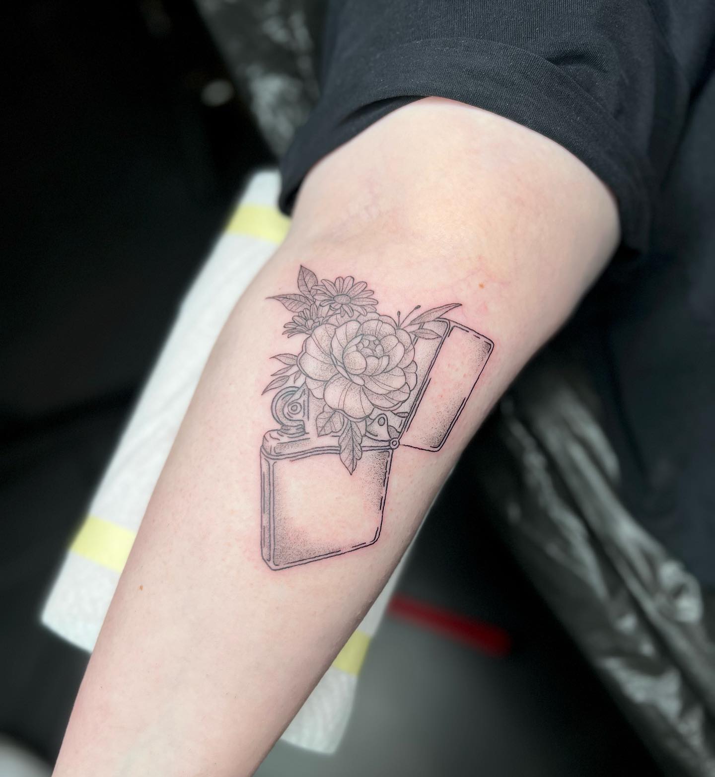 DANKE @janineseh 
.
#tattoo #tattooideas #dotwork #blackandgrey #tattooinspirati