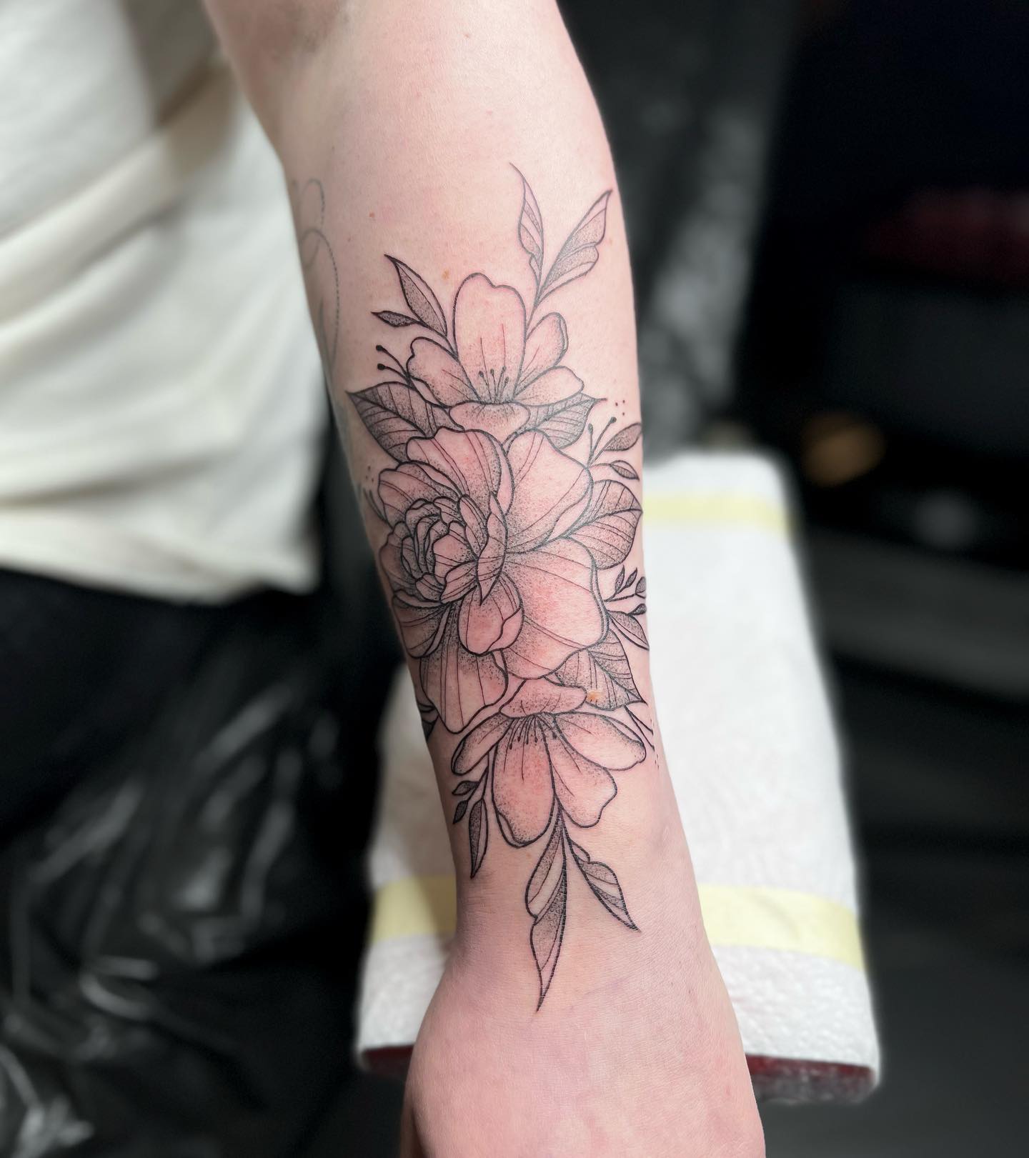 DANKE @juliak96_ 
.
#floraltattoo #flowertattoo #dotwork #blackandgreytattoo #gi