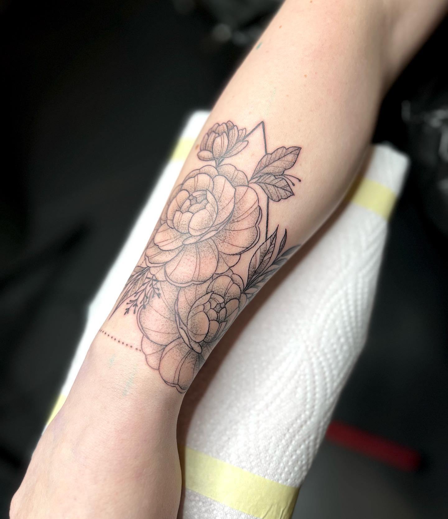 DANKE @sunshine_mine_ 
.
#tattoo #tattooideas #flowertattoo #geometrictattoo #fl