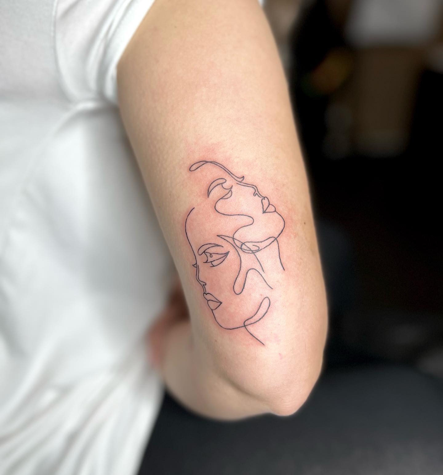 DANKE CLARA! 
.
#onelinetattoo #finelinetattoo #fineline #blackandgrey #tattooid