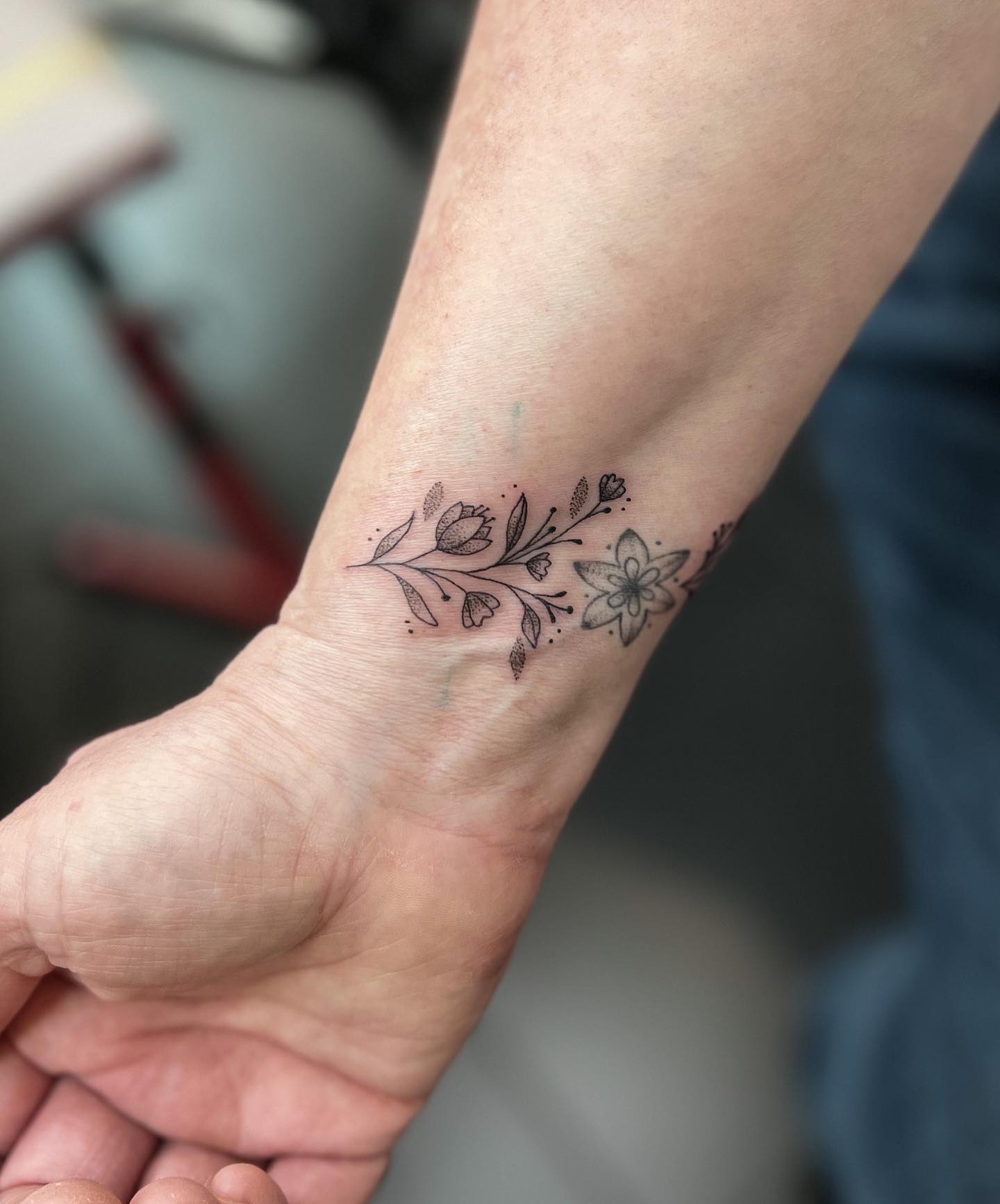 DANKE DANIELA! 
( große blüte fremdarbeit )
.
#flowertattoo #fineline #finelinet