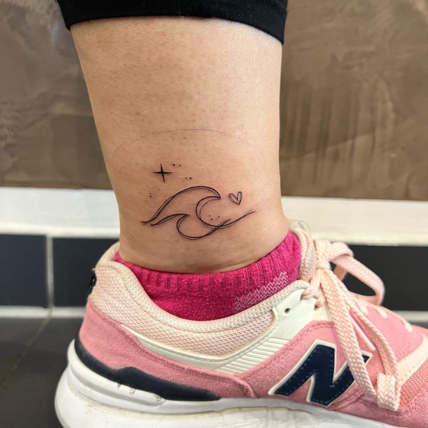 DANKE SARA! 
.
#finelinetattoo #zeitgeisttattoo #fineart #wavetattoo #blackandgr