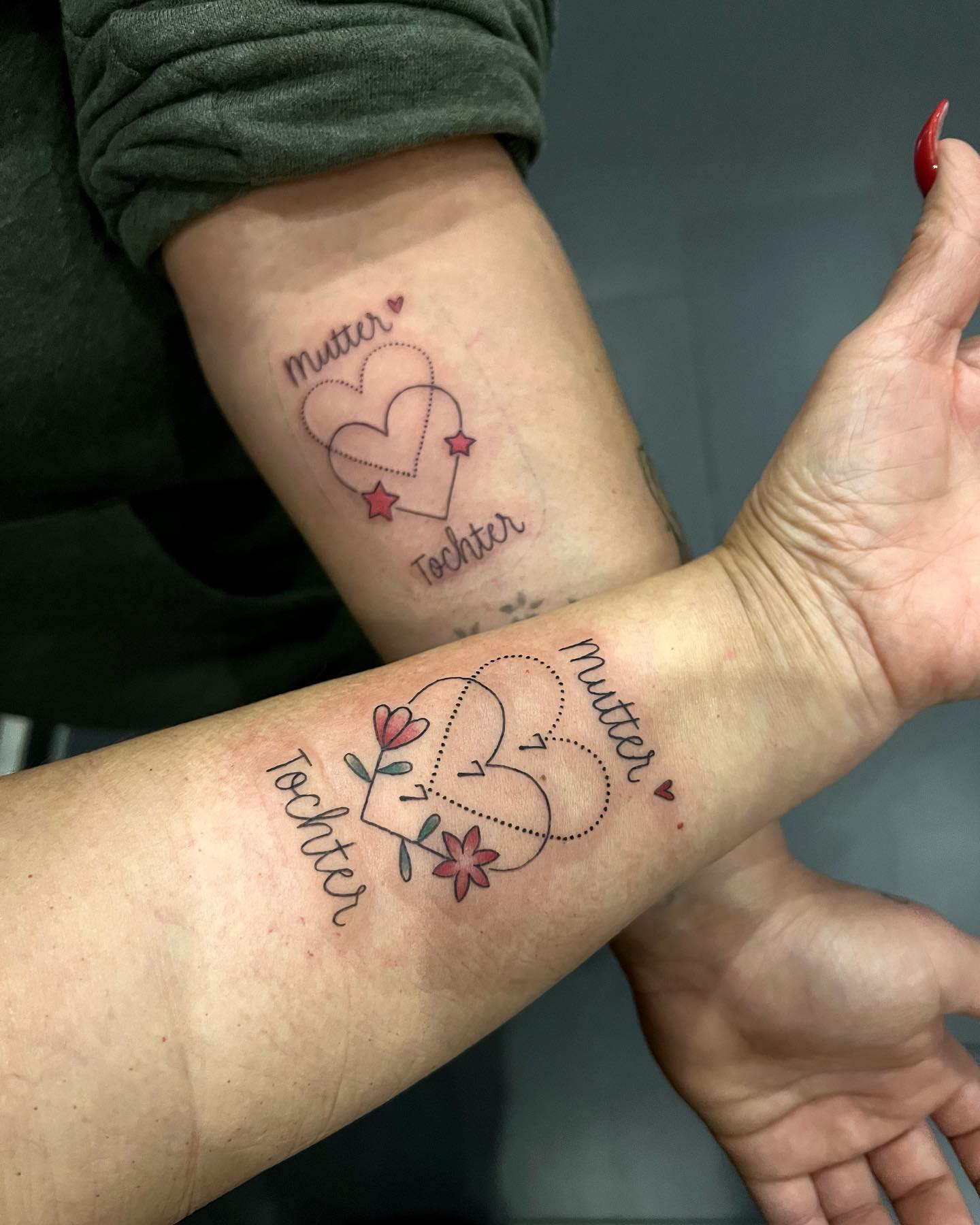 MUTTER  TOCHTER
.
#partnertattoo #momanddaughter #tattooideas #tattoo #finelinet