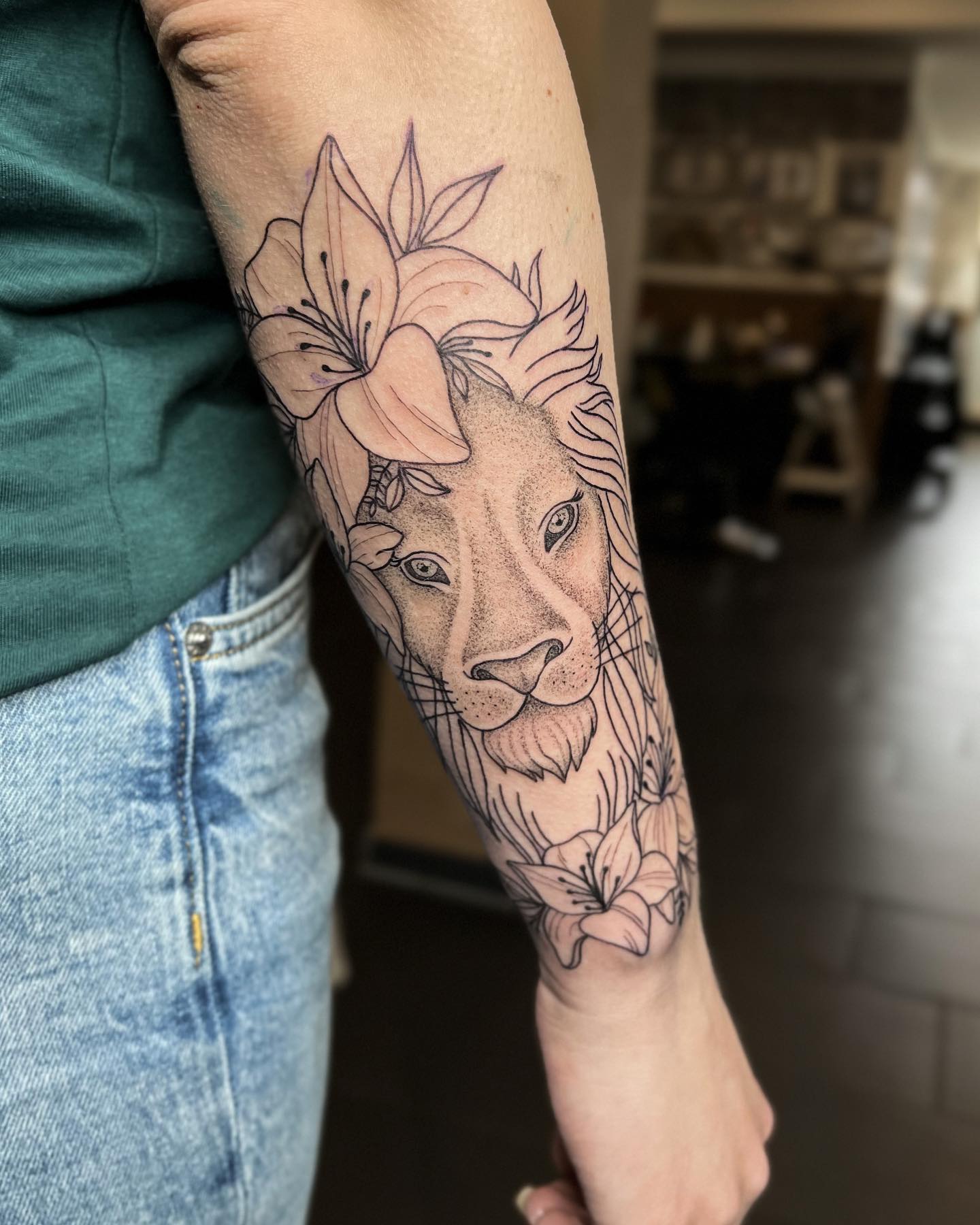 in progress.. 
.
#lion #liontattoo #dotwork #blackandgreytattoo #stipplingart #t
