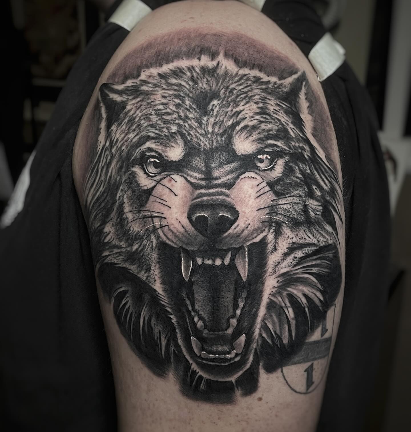 Tattoo von @tommyschaarschmidt gestochen

#tattoo #wolftattoo #blackworktattoo #