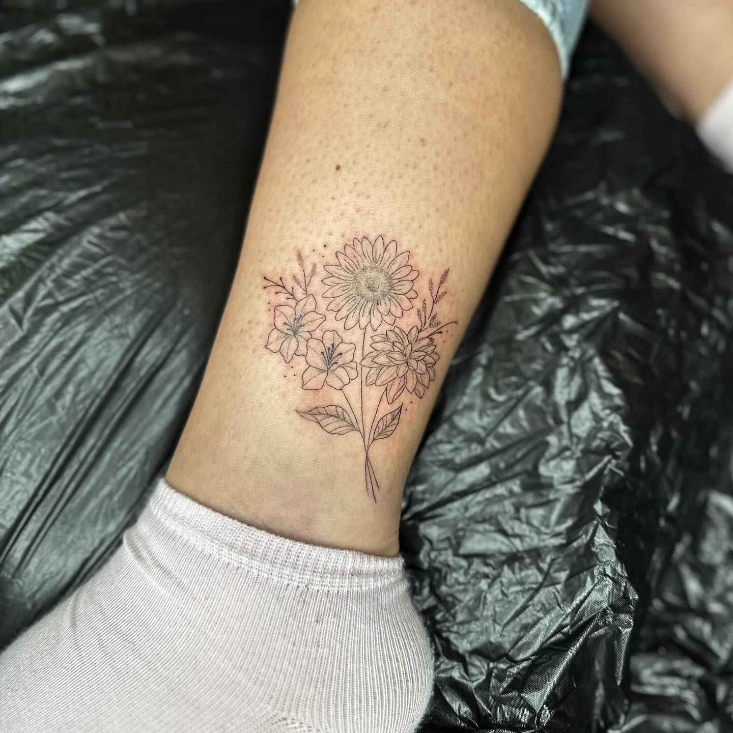 DANKE ANNIKA!
.
#fineline #finelinetattoo #finetattoo #flowerbouquet #flowertatt