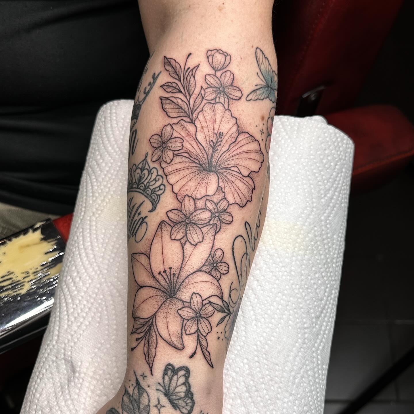 DANKE NADINE! 
.
#zeitgeisttattoo #floraltattoodesign #femaletattooartist #flowe