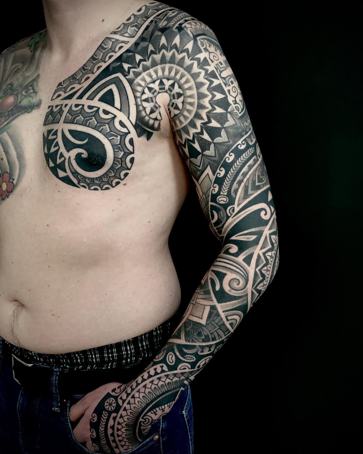 .. POLYMETRIC SLEEVE .. Danke Julian! Bester Mann! 
.
.
.
#blackworktattoo #geom