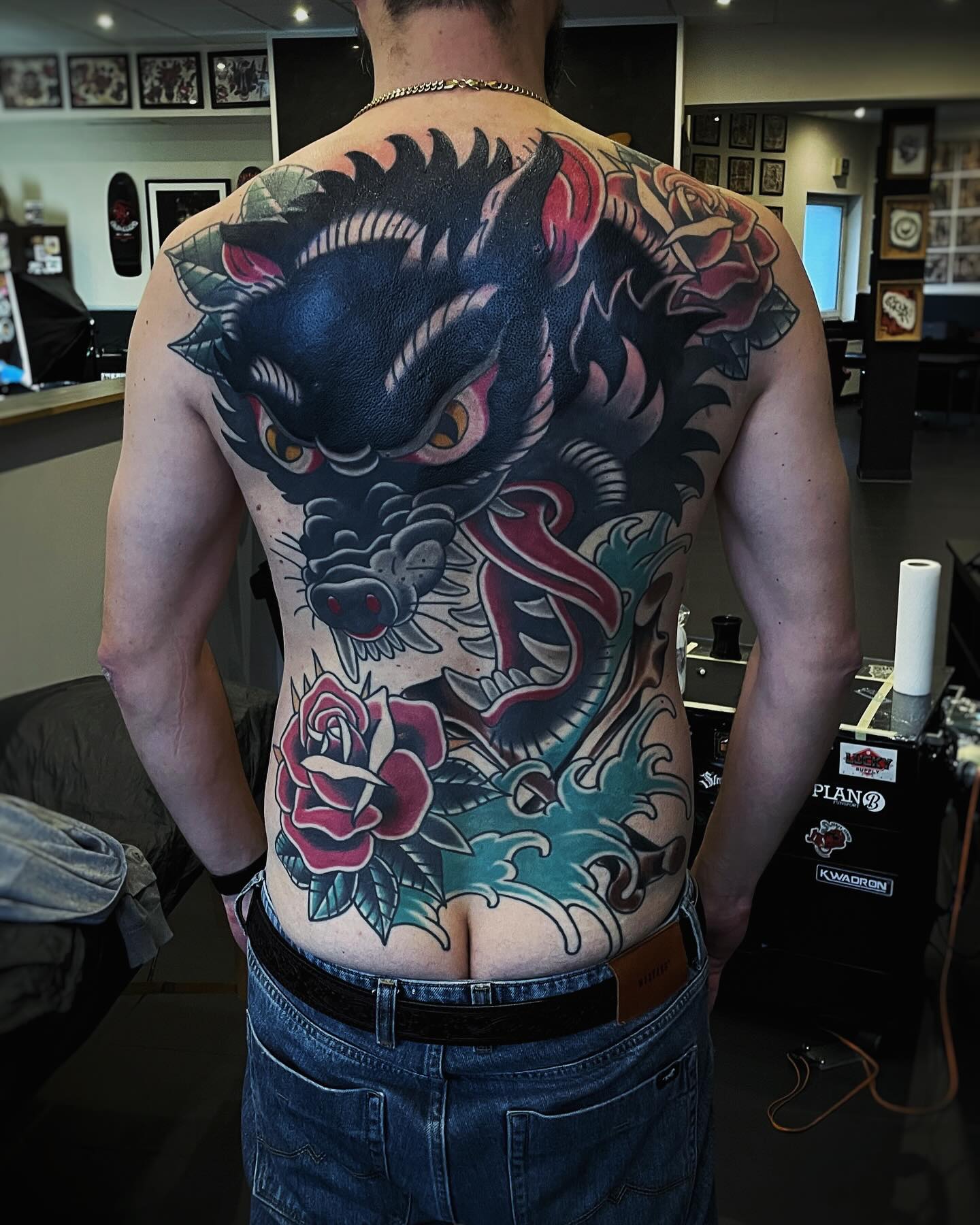 Das Tattoo ist teilweise bereits verheilt, während andere Bereiche noch frisch s