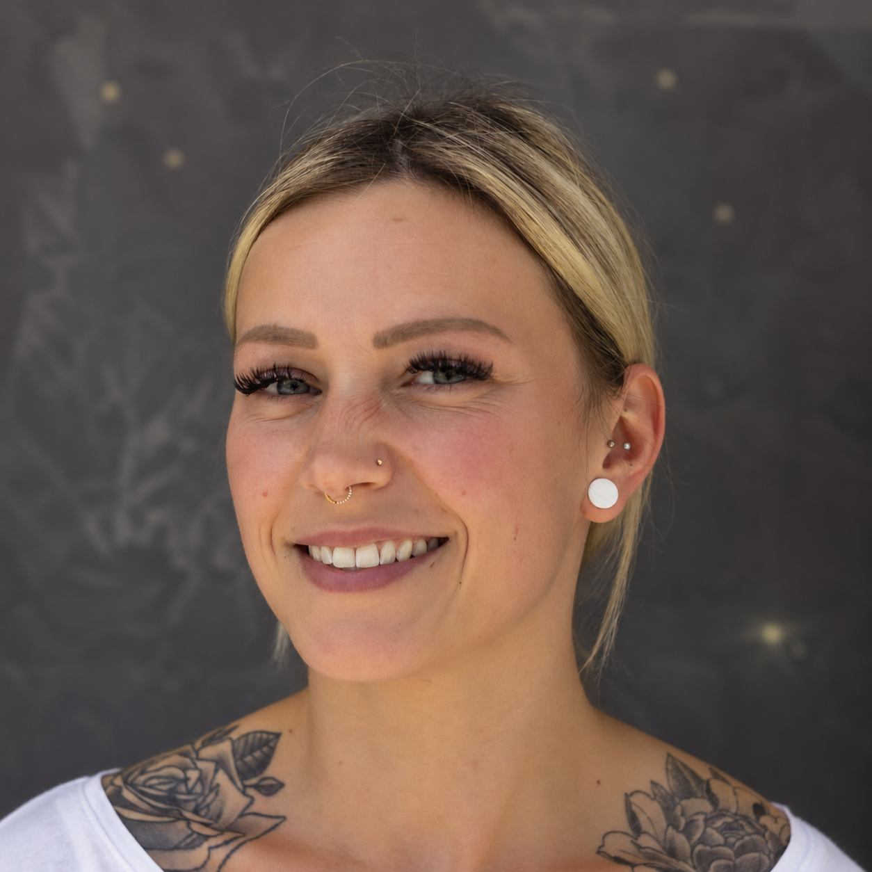 Lächelndes Porträt mit Blumentattoos-1